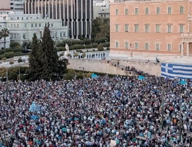 Κουκουλοφόροι προβοκάτορες βγαίνουν απο την Βουλή κατά την διάρκεια του συλλαλητηρίου - Βίντεο ντοκουμέντο